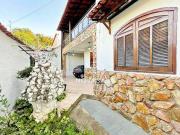 Casa com 4 dormitórios à venda, 211 m² por R$...