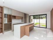 Casa com 4 dormitórios à venda, 259 m² por R$...