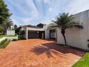 Casa com 4 dormitórios à venda, 260 m² por R$...