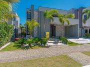 Casa com 4 dormitórios à venda, 261 m² por R$...