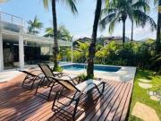 Casa com 4 dormitórios à venda, 300 m² por R$...