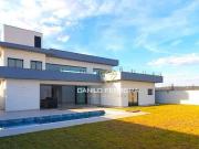 Casa com 4 dormitórios à venda, 330 m² por R$...