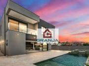 Casa com 4 dormitórios à venda, 486 m² por R$...