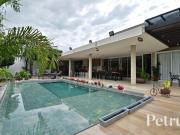 Casa com 4 dormitórios à venda, 500 m² por R$...