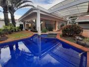 Casa com 4 dormitórios à venda, 500 m² por R$...
