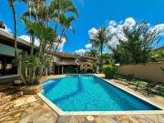 Casa com 4 dormitórios à venda, 675 m² por R$...