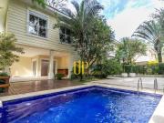 Casa com 4 dormitórios à venda, 706 m² por R$...