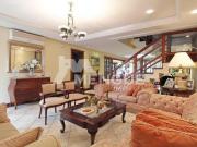 Casa com 4 dormitorios com area de 381 m² construida, à...