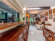 Casa com 4 dormitorios e amplo pátio com piscina no... Casa com 4 dormitorios e amplo pátio com piscina no...