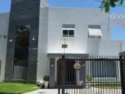 Casa com 4 dormitórios em Porto Alegre