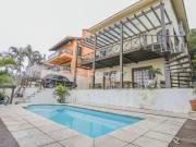 Casa com 4 dormitórios em Porto Alegre