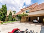 Casa com 4 dormitórios no Mercês
