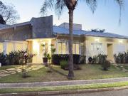 Casa com 4 dormitórios para alugar, 303 m² por R$...