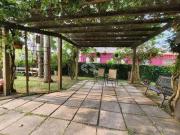 Casa com 4 dormitórios, pátio e piscina