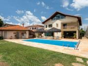 Casa com 4 Quartos, 2 Suítes, Piscina e Casa de Apoio à...