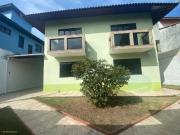 Casa com 4 Quartos e 2 banheiros à Venda, 262 m² por R$...