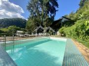 Casa com 4 Quartos e 3 banheiros à Venda, 220 m² por R$...