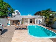 Casa com 4 Quartos e 3 banheiros à Venda, 230 m² por R$...