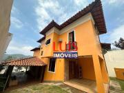 Casa com 4 Quartos e 3 banheiros à Venda, 364 m² por R$...