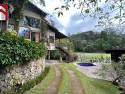 Casa com 4 Quartos e 4 banheiros à Venda, 250 m² por R$...