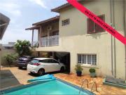 Casa com 4 Quartos e 4 banheiros à Venda, 281 m² por R$...
