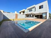 Casa com 4 Quartos e 4 banheiros à Venda, 290 m² por R$...