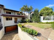 Casa com 4 Quartos e 4 banheiros à Venda, 382 m² por R$...