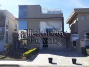 Casa com 4 Quartos e 4 banheiros à Venda, 384 m² por R$...