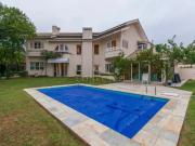 Casa com 4 Quartos e 4 banheiros à Venda, 400 m² por R$...