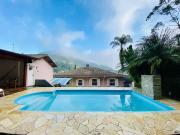 Casa com 4 Quartos e 4 banheiros à Venda, 900 m² por R$...