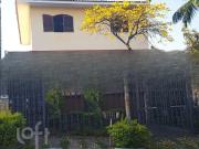 Casa com 4 Quartos e 5 banheiros à Venda, 326 m² por R$...