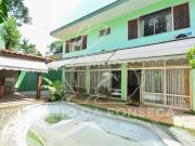 Casa com 4 Quartos e 5 banheiros à Venda, 350 m² por R$...