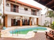Casa com 4 Quartos e 5 banheiros à Venda, 430 m² por R$...
