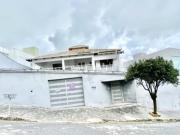 Casa com 4 Quartos e 6 banheiros à Venda, 299 m² por R$...
