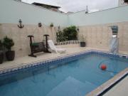 Casa com 4 Quartos para Venda, 247m², por R$...