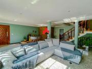 Casa com 4 quartos sendo 1 suíte e 6 vagas na Penha