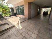 Casa com 4 quartos sendo 2 suÃtes, mais Apto 2/4 sendo 1...