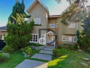 Casa com 4 suítes e 569m2 de construção no condomínio...