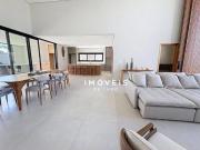 Casa com 4 suítes e ampla piscina à venda no Condomínio...