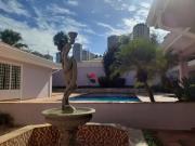 Casa com 5 dormitórios, com 708m², no Jardim Canadá em...