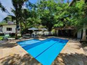 Casa com 5 dormitórios, piscina e extenso gramado em...