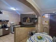 Casa com 5 Quartos e 5 banheiros à Venda, 258m² por R$...