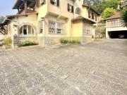 Casa com 5 Quartos e 6 banheiros à Venda, 761 m² por R$...