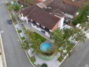 CASA COM 5 QUARTOS SENDO 3 SUITES COM PÍSCINA E...