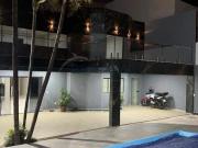 Casa com 5 suítes, hidromassagem, sauna, piscina...