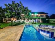 Casa com 637m² de área construída com ampla área verde...