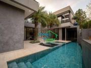 Casa com 6 dormitórios à venda, 1070 m² por R$...