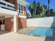 Casa com 6 dormitórios à venda, 200 m² por R$...