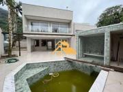 Casa com 6 dormitórios à venda, 220 m² por R$...