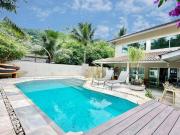 Casa com 6 dormitórios à venda, 250 m² por R$...